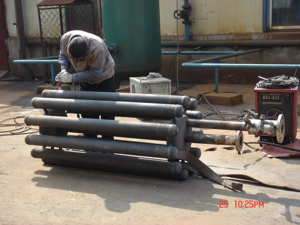 Furnace tank maintenance site of the company��s Technical Personnel